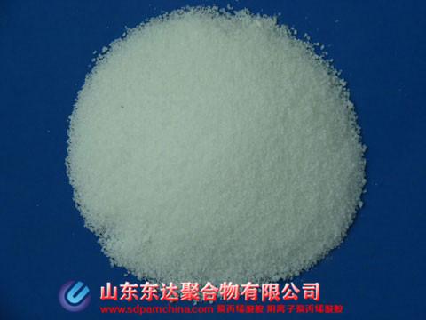 聚丙烯酰胺用的最為廣泛的是陽離子和陰離子兩大類，但是他們之間到底有什么區(qū)別？對于剛接觸產(chǎn)品的人們這個(gè)問題會(huì)有點(diǎn)難度，陽離子聚丙烯酰胺主要看離子度而不是分子量，陰離子聚丙烯酰胺主要是看分子量。