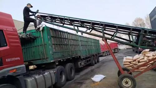 工廠廠區(qū)內洗煤廠污水處理專用聚丙烯酰胺產(chǎn)品裝車現(xiàn)場