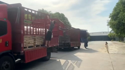 我廠高效聚丙烯酰胺產(chǎn)品裝車，準(zhǔn)備發(fā)往客戶現(xiàn)場