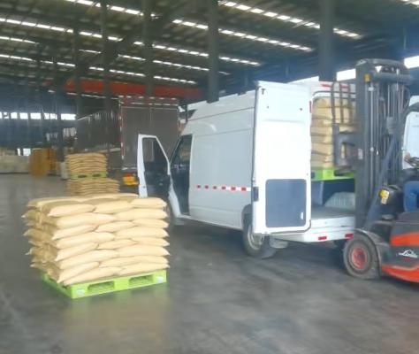 工廠車間內(nèi)，聚丙烯酰胺產(chǎn)品正在有序裝車，以確保按時配送。