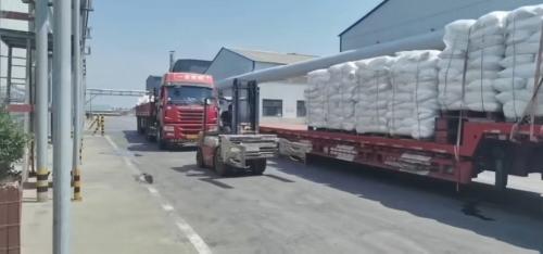 聚丙烯酰胺產(chǎn)品在工廠廠區(qū)內(nèi)裝車，確保按時交付。