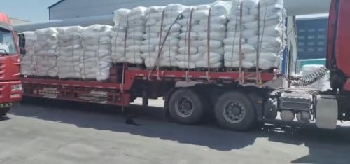 我廠工廠廠區(qū)內(nèi)HPMC和聚丙烯酰胺增稠劑裝車準備發(fā)運至客戶。