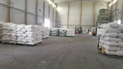 山東省淄博市工廠，聚丙烯酰胺產(chǎn)品整齊堆放在卡車上，準備發(fā)貨。