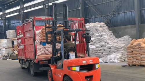 工廠工人在將包裝好的聚丙烯酰胺產(chǎn)品裝上運輸卡車，體現(xiàn)高效物流。