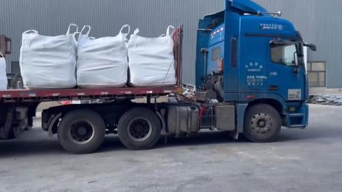 工廠聚丙烯酰胺產(chǎn)品裝車，準(zhǔn)備發(fā)往洗煤廠