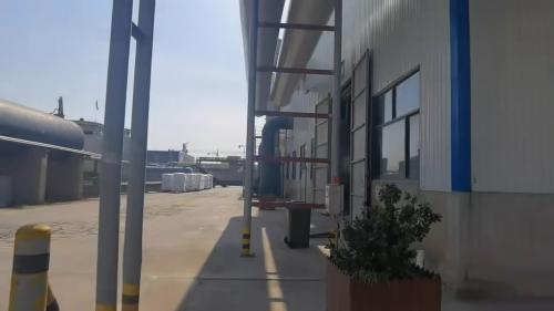 采油聚丙烯酰胺產(chǎn)品正在工廠內(nèi)進行裝車作業(yè)。