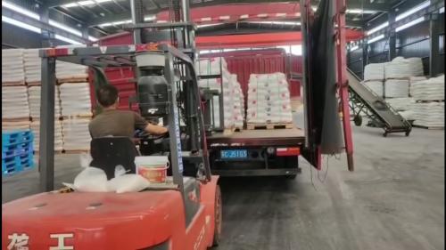工廠內(nèi)聚丙烯酰胺產(chǎn)品裝車，產(chǎn)品即將發(fā)往污水處理廠