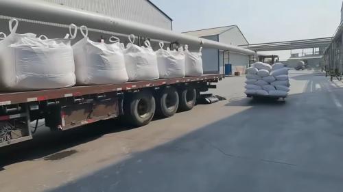 淄博工廠內(nèi)，工人正在將聚丙烯酰胺產(chǎn)品裝車，為葫蘆島工業(yè)污水處理項目提供高效環(huán)保材料。